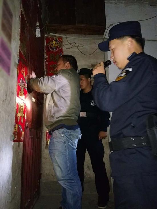 孝感粗心妈妈误将幼女锁家中 民警全城寻开锁师傅开门