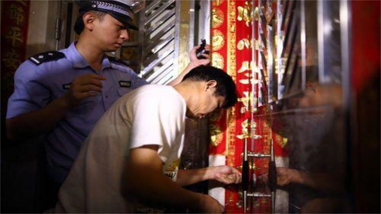 孝感请开锁师傅开了锁后，师傅为什么一般都不进门，就算主人请也不进去？